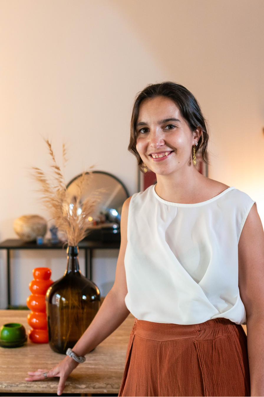 Laura F. del Castillo-Olivares en su estudio · psicóloga onlinerdín style=